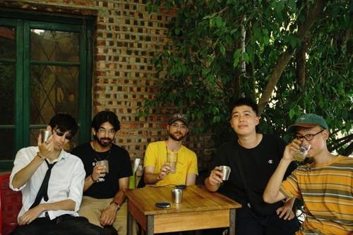 Mỗi năm, Việt Nam đón hàng triệu lượt khách quốc tế ghé thăm. Bên cạnh những danh lam thắng cảnh hùng vĩ, có một biểu tượng văn hóa bình dị nhưng đang âm thầm len lỏi, để lại dấu ấn đậm nét trong lòng bạn bè năm châu: Cà phê Việt Nam. Ảnh: Anh Hiếu