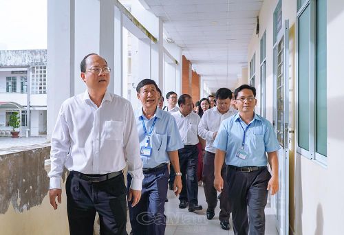 Bí thư Tỉnh ủy Nguyễn Hồ Hải (đi đầu) cùng đoàn công tác kiểm tra cơ sở vật chất tại điểm thi 03 - THPT Cà Mau (phường An Xuyên). Ảnh: TRÚC LINH