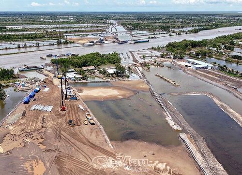 Xuôi về hạ nguồn của những dòng sông đổ về biển Tây bồi lắng phù sa, cầu Bảy Háp kết nối Xã Nguyễn Việt Khái và xã Đất Mới, nằm cách không xa bãi bồi Mũi Cà Mau, thuộc dự án thành phần cao tốc đoạn Cái Nước - Đất Mũi.