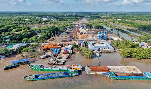 Từ dự án xây dựng cầu Cửa Lớn đã nhìn thấy cụm đảo Hòn Khoai. Trên hành trình qua cầu Cửa Lớn, du khách sẽ được thưởng ngoạn cảnh sắc tuyệt đẹp của hệ sinh thái vùng ngập mặn - bức tranh thiên nhiên giao hòa giữa đất và trời, giữa rừng và biển.