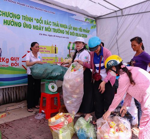Đông đảo người dân tham gia chương trình “Đổi rác thải nhựa lấy nhu yếu phẩm” tại phường An Xuyên.