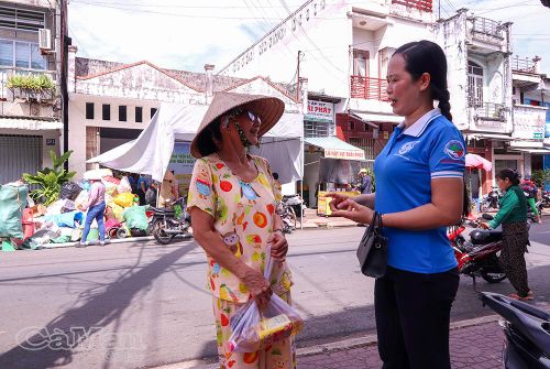 Bà Phạm Thị Thu Hương, Chủ tịch Hội LHPN phường An Xuyên (bên phải), hướng dẫn người dân phân loại rác thải sinh hoạt tại gia đình.