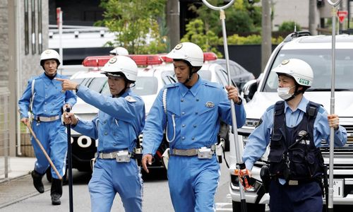 Đội đặc nhiệm tham gia truy tìm một con gấu tại khu dân cư sau khi phát hiện một con gấu đen ở Utsunomiya, tỉnh Tochigi, Nhật Bản. Ảnh chụp ngày 9/6 - Ảnh: Reuters