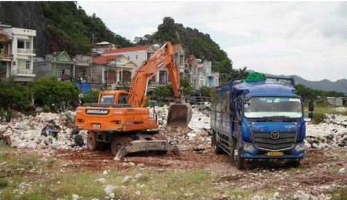 Khối lượng cần xử lý tại khu vực cảng khoảng 2.500m³ phao xốp cùng khoảng 400kg rác thải sinh hoạt các loại. Ảnh: Quangninh.gov