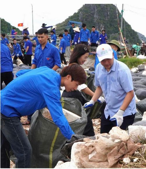 Lãnh đạo Sở Nông nghiệp và Môi trường và đoàn viên, thanh niên tích cực thu gom phao xốp. Ảnh: Quangninh.gov
