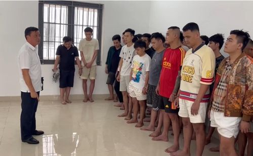 Đại tá Lê Văn Hóa – Phó giám đốc Công an tỉnh Quảng Trị (áo trắng, đi giày) trực tiếp chỉ đạo công tác phá án tại Lào. (Ảnh: Trần Tuấn/Công an Quảng Trị)