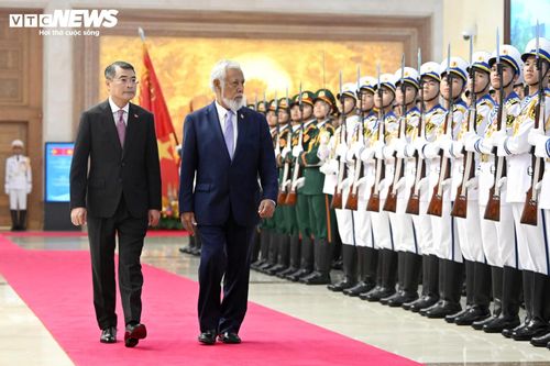 Thủ tướng Lê Minh Hưng và Thủ tướng Kay Rala Xanana Gusmão duyệt Đội danh dự Quân đội nhân dân Việt Nam.