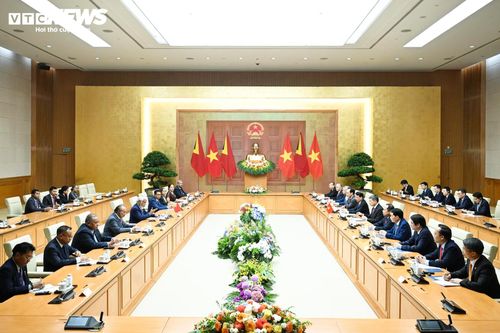 Sau lễ đón, hai Thủ tướng dẫn đầu Đoàn đại biểu cấp cao hai nước hội đàm nhằm đánh giá kết quả hợp tác giữa hai nước thời gian qua và thảo luận các phương hướng hợp tác thời gian tới.