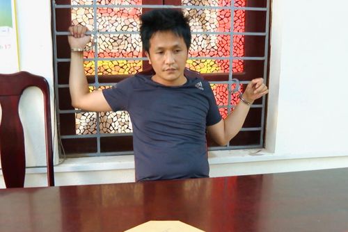 Lê Đình Triều bị khống chế đưa về trụ sở lấy lời khai phục vụ công tác điều tra. (Ảnh: Công an Thanh Hóa)