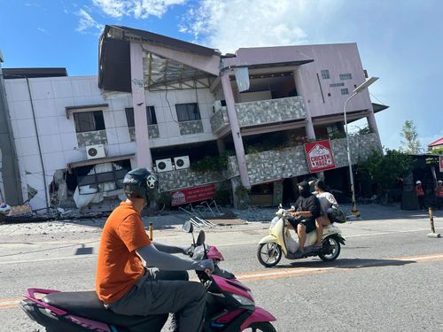 Một tòa nhà bị sập do động đất tại Philippines. (Ảnh: AP)