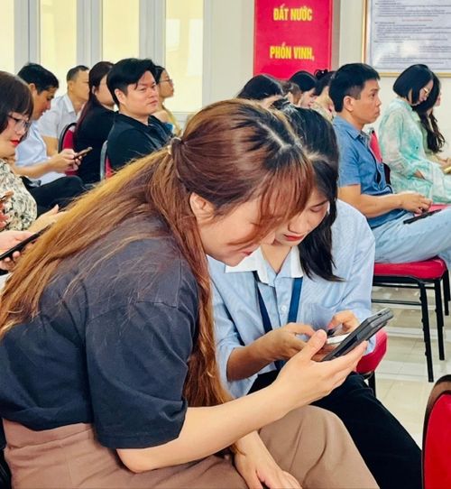 Cán bộ phường Phú Thượng được hướng dẫn sử dụng nền tảng không gian làm việc số HanoiWork. Ảnh: Diên Vĩ