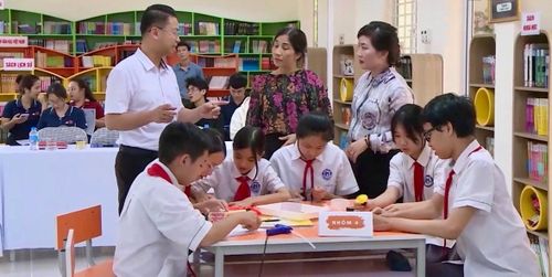 Phó Chủ tịch UBND phường Phú Thượng Bùi Thế Cường tham dự tiết học STEM tại Trường THCS Phú Thượng. Ảnh: Diên Vĩ