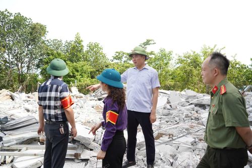 Chủ tịch UBND phường Chương Mỹ Trịnh Duy Oai trực tiếp chỉ đạo tại hiện trường. Ảnh: Kim Văn