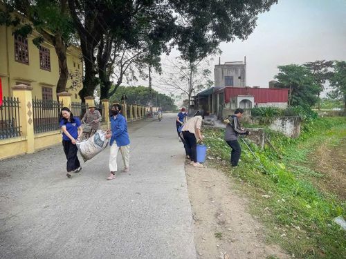 Tổng vệ sinh môi trường đang trở thành việc làm thường xuyên mỗi dịp cuối tuần ở xã Phúc Sơn. Ảnh: Kim Văn