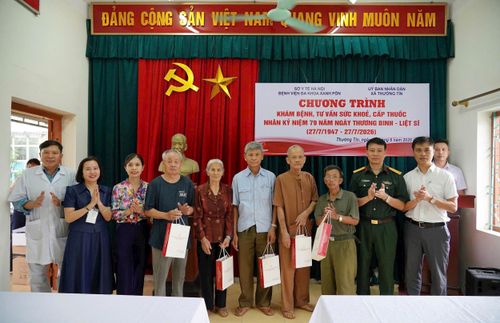 Đại diện các đơn vị hỏi thăm, động viên và trao quà cho các đối tượng người có công trên địa bàn xã Thường Tín. Ảnh: PV