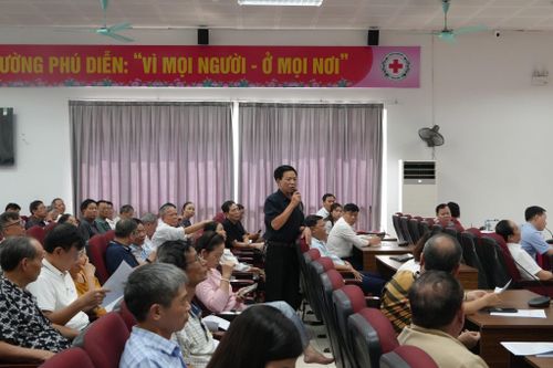 Các đại biểu tham gia đóng góp ý kiến đối với phương án sắp xếp, đổi tên tổ dân phố trên địa bàn phường Phú Diễn.