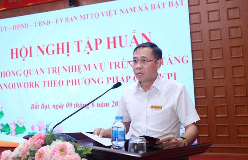 Phó Chủ tịch UBND xã Bất Bạt Nguyễn Việt Giao phát biểu tại hội nghị. Ảnh: KT