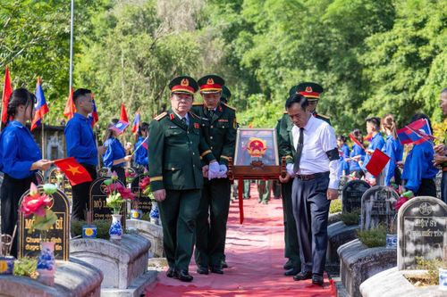 19 hài cốt liệt sĩ quân tình nguyện và chuyên gia Việt Nam hy sinh tại Lào tìm thấy trong mùa khô 2025-2026 được đưa về an nghỉ tại Nghĩa trang Đồng Tâm.