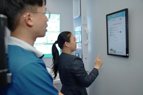 Lực lượng tình nguyện hướng dẫn người dân tìm hiểu, trải nghiệm “Trạm Công dân số” tại phường Gò Vấp (TPHCM). Ảnh: H.Phúc