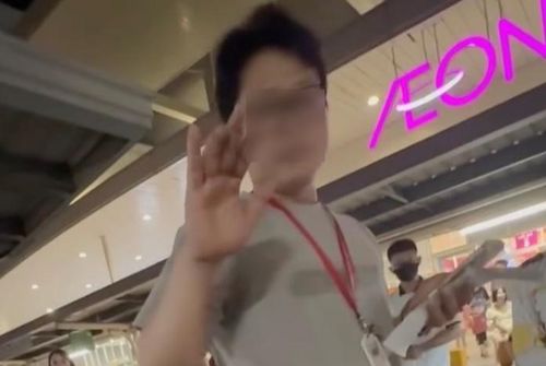 Nam nhân viên (áo xám) bị tố có thái độ không tốt với khách hàng. Ảnh cắt từ clip.