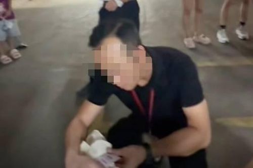 Nhân viên an ninh trực tiếp lục soát túi đồ của khách.