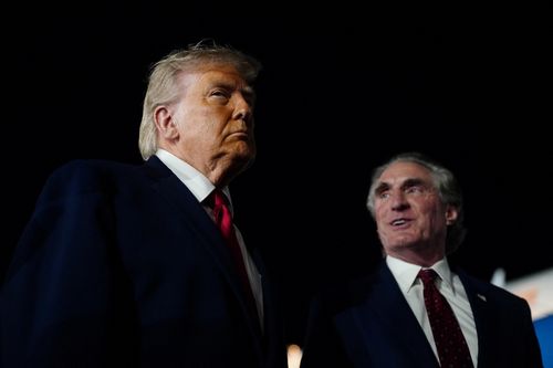 Tổng thống Mỹ Donald Trump đứng cạnh Bộ trưởng Nội vụ Mỹ Doug Burgum tại sân bay quốc tế John F. Kennedy ở New York, Mỹ, ngày 8/6. Ảnh: Reuters.
