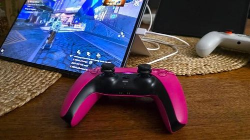 USB-C cho phép tablet Android nhận diện nhiều phụ kiện ngoại vi, bao gồm tay cầm chơi game, bàn phím, chuột và micro. Ảnh: Max Miller/SlashGear.