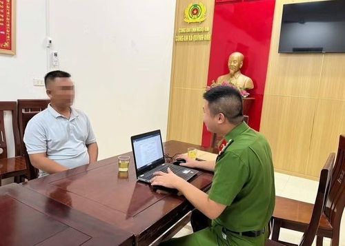  Công an xã Quỳnh Anh mời bố cháu bé đến trụ sở để xác minh, làm rõ sự việc. Ảnh: Tiền Phong. 