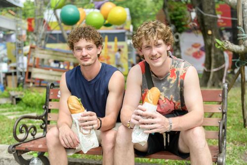 Du khách Mỹ thưởng thức bánh mì ở Lễ hội Bánh mì lần thứ 4 diễn ra tại TP.HCM, ngày 23/4. Ảnh: Hoài Bảo.