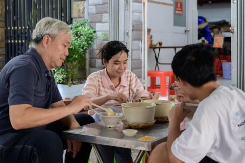 Bánh canh cua Bà Ba (phường Chợ Quán, TP.HCM) đông nghẹt khách trưa ngày 5/6. Ảnh: Hoài Bảo.