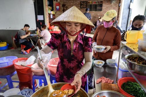 Quán bún riêu Yến (phường Tân Sơn Hòa, TP.HCM) được Michelin Guide trong danh sách Bib Gourmand tối 4/6. Ảnh: Hoài Bảo.