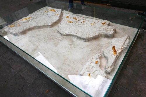 “Điều gì còn lại khi cánh cổng này bị tước bỏ ý nghĩa của nó?”, Lê Giang đặt câu hỏi. Trong tương lai, khi được khai quật tại một địa điểm cách xa không gian ban đầu, “cánh cổng” chỉ đơn giản là một mảnh gỗ. Tác phẩm nhấn mạnh tầm quan trọng của cả địa điểm và thời điểm trong việc xác định ý nghĩa và mục đích của một hiện vật hoặc một tác phẩm nghệ thuật. 