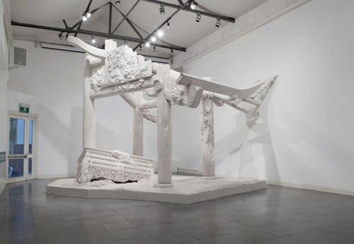  Tác phẩm được nhắc đến trong vụ việc này là Tàn Chỉ (Vestige of the land, 2017). “Những ngày vừa qua, tôi đã phải đối diện với một cú sốc lớn và sự tổn thương tinh thần nặng nề khi biết tác phẩm tâm huyết của mình là Tàn Chỉ đã bị chiếm dụng một cách công khai”, trích thông cáo mới nhất của nghệ sĩ. Tuy nhiên, Lê Giang không chỉ được biết đến với sáng tạo nghệ thuật này. 