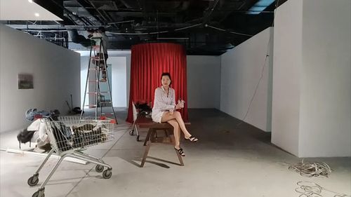  Trong tác phẩm này, thông qua những cảnh quay cận, trong mỗi khung hình, công chúng có thể thấy rõ tác động và cách đối xử tàn bạo của con người với thiên nhiên. Không thấy bóng người, không nghe thấy giọng nói, chỉ có những khối đá được cắt và chạm khắc bởi những cỗ máy ồn ào, hung hãn. Giống như những miếng thịt, các tảng đá được cắt lát và nghiền nát, lặp đi lặp lại, trơn tru, dễ dàng. 