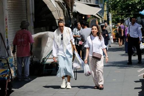 Câu chuyện thường ngày tại Iran giờ chủ yếu xoay quanh hai chủ đề: chiến tranh và mưu sinh. Ảnh: Al Jazeera. 
