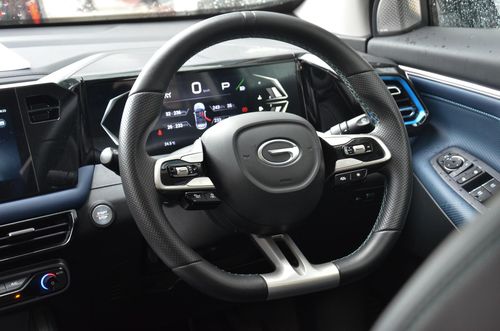 Phiên bản ở Malaysia có 3 chế độ lái gồm Economy, Comfort và Sport, nhưng GAC GS3 Emzoom bán ở Việt Nam sẽ có thêm chế độ lái Sport+. Xe cũng được trang bị camera 360 độ, gói trợ lái nâng cao ADAS cấp độ 2, gồm các tính năng như phanh khẩn cấp tự động, kiểm soát hành trình thích ứng, nhận diện biển báo giao thông...