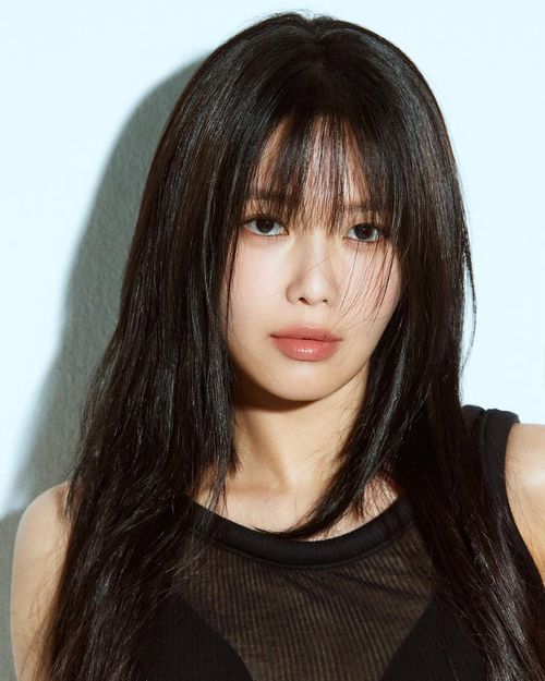 Choi Soo Young sinh năm 1990, là một trong những gương mặt quen thuộc của làng giải trí Hàn Quốc. Cô được công chúng biết đến rộng rãi với tư cách thành viên nhóm nhạc nữ Girls’ Generation, một trong những nhóm nữ tiêu biểu của Kpop thế hệ thứ hai. Ra mắt năm 2007, Soo Young trải qua thời kỳ đỉnh cao của nhóm với hàng loạt bản hit, đồng thời ghi dấu bằng hình ảnh năng động, chiều cao nổi bật và khả năng hoạt động đa dạng trong lĩnh vực giải trí.