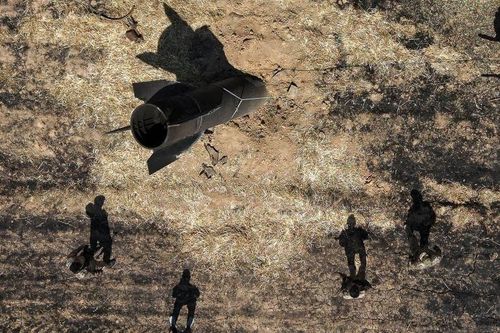 Binh sĩ có mặt tại hiện trường nơi tên lửa Iran rơi xuống ở gần thủ đô Damascus, Syria, ngày 9/6. Hiện Iran đang thực hiện các đòn đáp trả vào những quốc gia trong khu vực được cho là có hợp tác quân sự với Mỹ. Ảnh: Reuters.