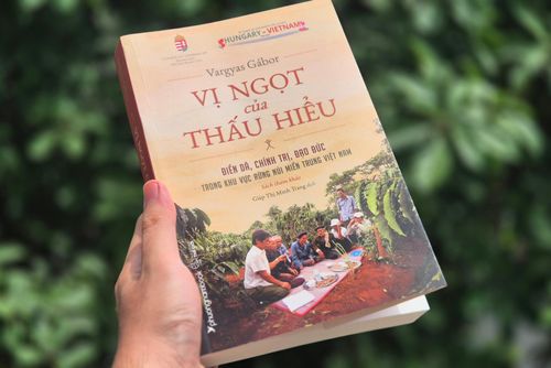 Tác phẩm Vị ngọt của thấu hiểu: Điền dã, chính trị, đạo đức trong khu vực rừng núi miền Trung Việt Nam được dịch từ tiếng Hungary.
