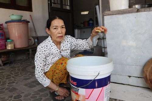 Người dân thôn Mỹ Tân, xã Bình Sơn phải canh chờ nước về phục vụ sinh hoạt hằng ngày