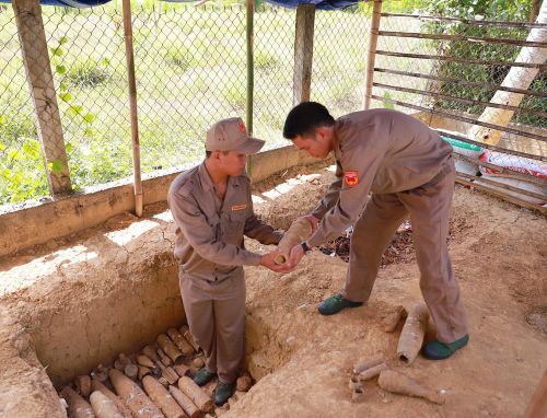 Công binh thu gom vật liệu nổ các loại và cất giữ nơi an toàn