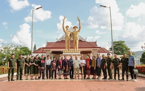 Nhạc sĩ Douangmixay Likayya bên cạnh 4 câu thơ nói về tình hữu nghị Việt - Lào