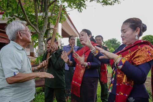 Nhạc sĩ Douangmixay Likayya và các nghệ nhân hát dân ca Lào ở huyện Sê Pôn