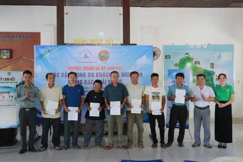 Ban quản lý Khu BTTN Cù Lao Chàm phối hợp với Hội Nông dân xã Tân Hiệp triển khai cuộc vận động ngư dân, du khách cam kết mang rác thải về bờ