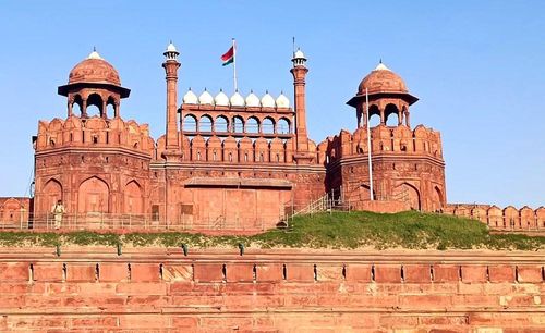 Pháo đài Đỏ được Hoàng đế Shah Jahan xây dựng vào năm 1639 bên dòng sông Yamuna, công trình này từng là trung tâm quyền lực của một trong những đế chế giàu có và hùng mạnh nhất thế giới thời bấy giờ
