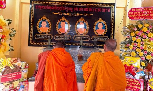 Dâng hương tưởng nhớ công lao của 4 vị sư liệt sĩ