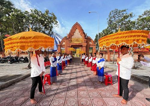 Lễ đón các đoàn đến tham dự Lễ kỷ niệm tại Tháp 4 sư xã Châu Thành, tỉnh An Giang