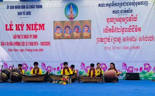 Các em học sinh hòa tấu nhạc cụ tại Lễ kỷ niệm lần thứ 52 ngày hy sinh của 4 vị Hòa thượng liệt sĩ Khmer
