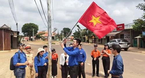 Thanh niên tình nguyện thực hiện “Đường cờ Tổ quốc” tại xã Bù Gia Mập.