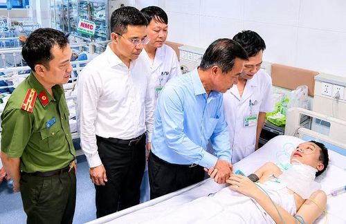 Lãnh đạo tỉnh Thanh Hóa thăm hỏi, động viên cán bộ Công an yên tâm điều trị, sớm bình phục sức khỏe.